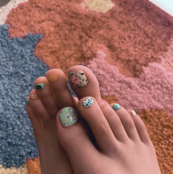 Ji-soo-Kim-Feet-7102461.jpg